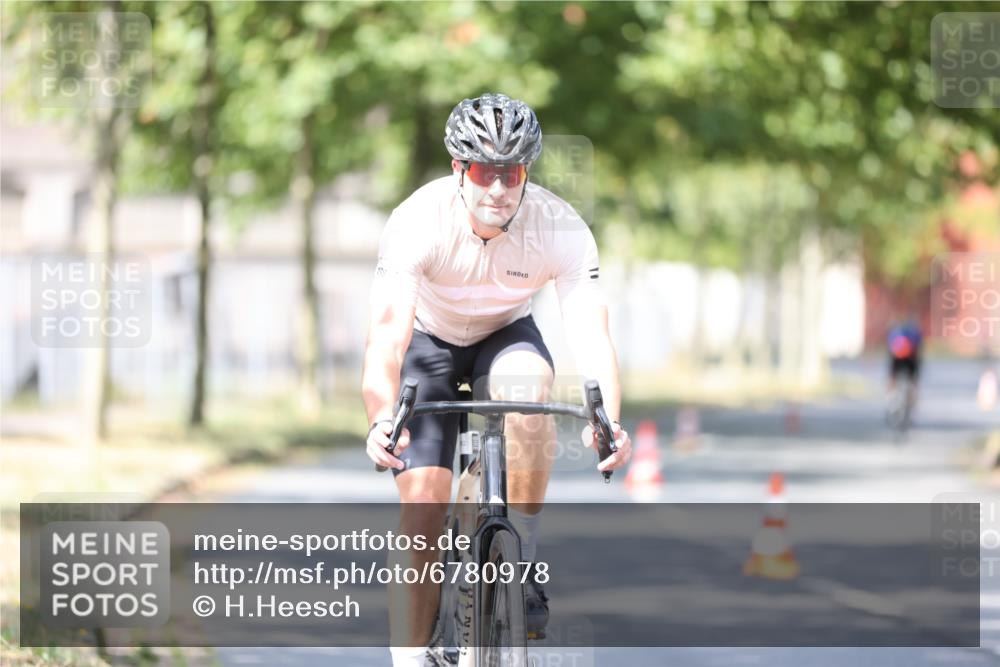 11.08.2024 - GEWOBA Citytriathlon Bremen H.Heesch http://msf.ph/oto/6780978 11.08.2024 11:49:02 Radfahren 792, 848, 901, 910 meine-sportfotos.de