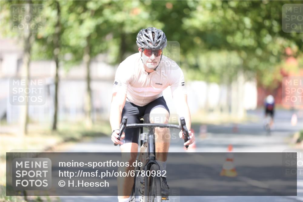 11.08.2024 - GEWOBA Citytriathlon Bremen H.Heesch http://msf.ph/oto/6780982 11.08.2024 11:49:02 Radfahren 792, 848, 901, 910 meine-sportfotos.de