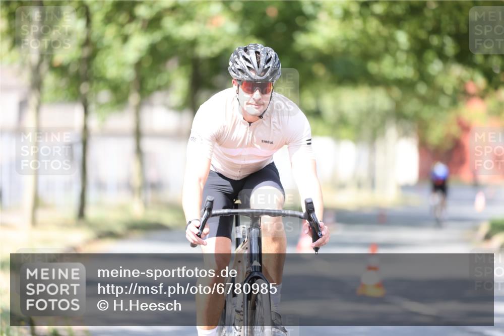 11.08.2024 - GEWOBA Citytriathlon Bremen H.Heesch http://msf.ph/oto/6780985 11.08.2024 11:49:02 Radfahren 792, 848, 901, 910 meine-sportfotos.de