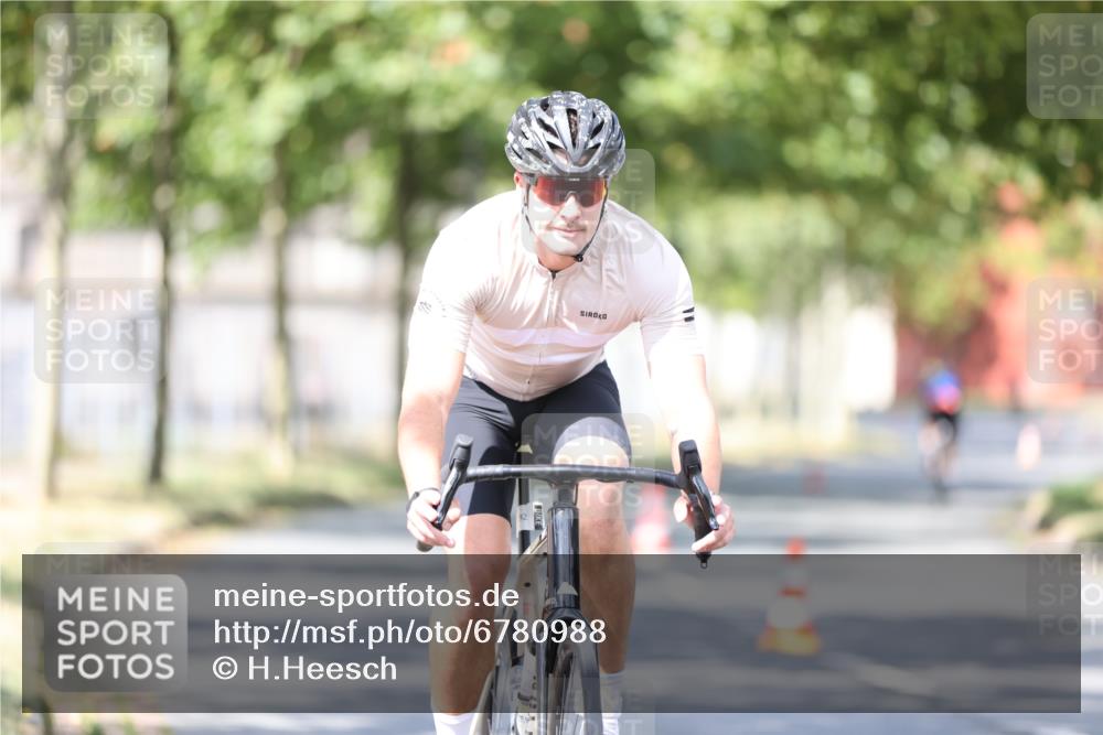 11.08.2024 - GEWOBA Citytriathlon Bremen H.Heesch http://msf.ph/oto/6780988 11.08.2024 11:49:02 Radfahren 792, 848, 901, 910 meine-sportfotos.de