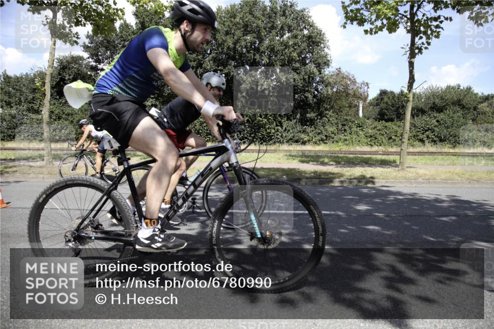 11.08.2024 - GEWOBA Citytriathlon Bremen H.Heesch http://msf.ph/oto/6780990 11.08.2024 13:36:10 Radfahren 292, 362, 486, 498 meine-sportfotos.de