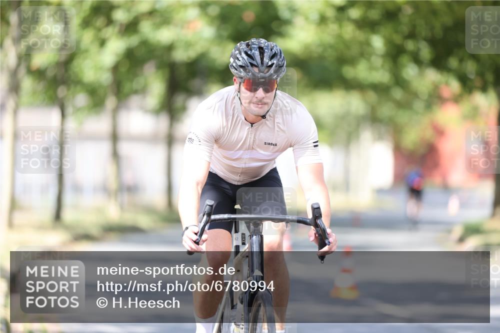11.08.2024 - GEWOBA Citytriathlon Bremen H.Heesch http://msf.ph/oto/6780994 11.08.2024 11:49:02 Radfahren 792, 848, 901, 910 meine-sportfotos.de