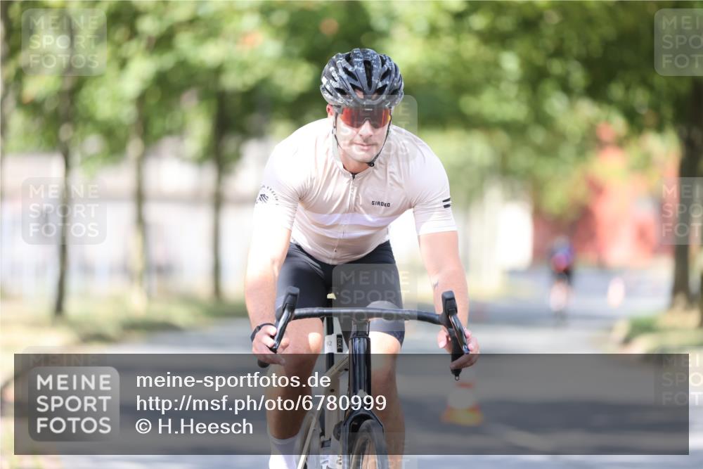 11.08.2024 - GEWOBA Citytriathlon Bremen H.Heesch http://msf.ph/oto/6780999 11.08.2024 11:49:03 Radfahren 792, 848, 901, 910 meine-sportfotos.de
