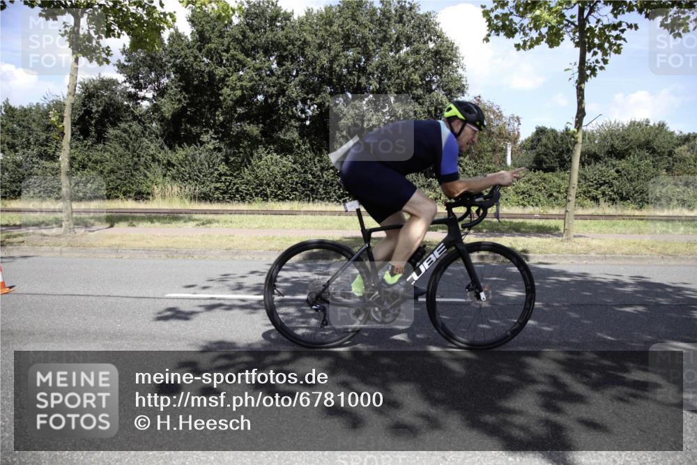 11.08.2024 - GEWOBA Citytriathlon Bremen H.Heesch http://msf.ph/oto/6781000 11.08.2024 13:36:27 Radfahren 289, 366, 488, 507, 526, 580, 646, 702 meine-sportfotos.de