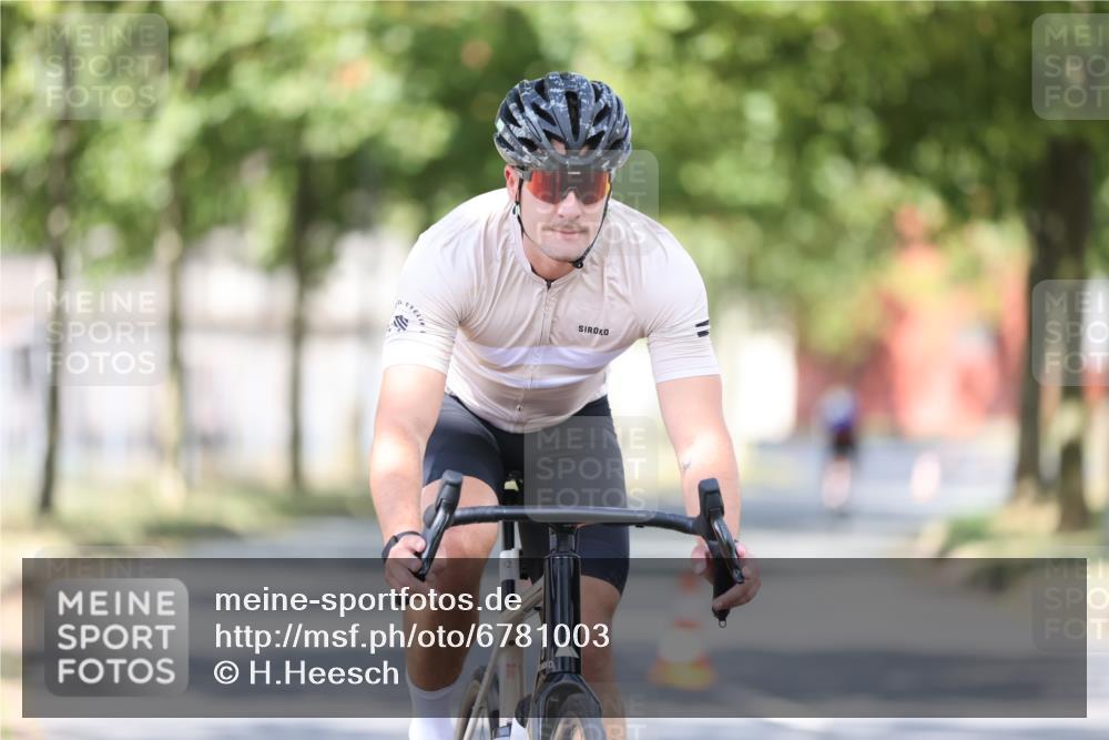 11.08.2024 - GEWOBA Citytriathlon Bremen H.Heesch http://msf.ph/oto/6781003 11.08.2024 11:49:03 Radfahren 792, 848, 901, 910 meine-sportfotos.de