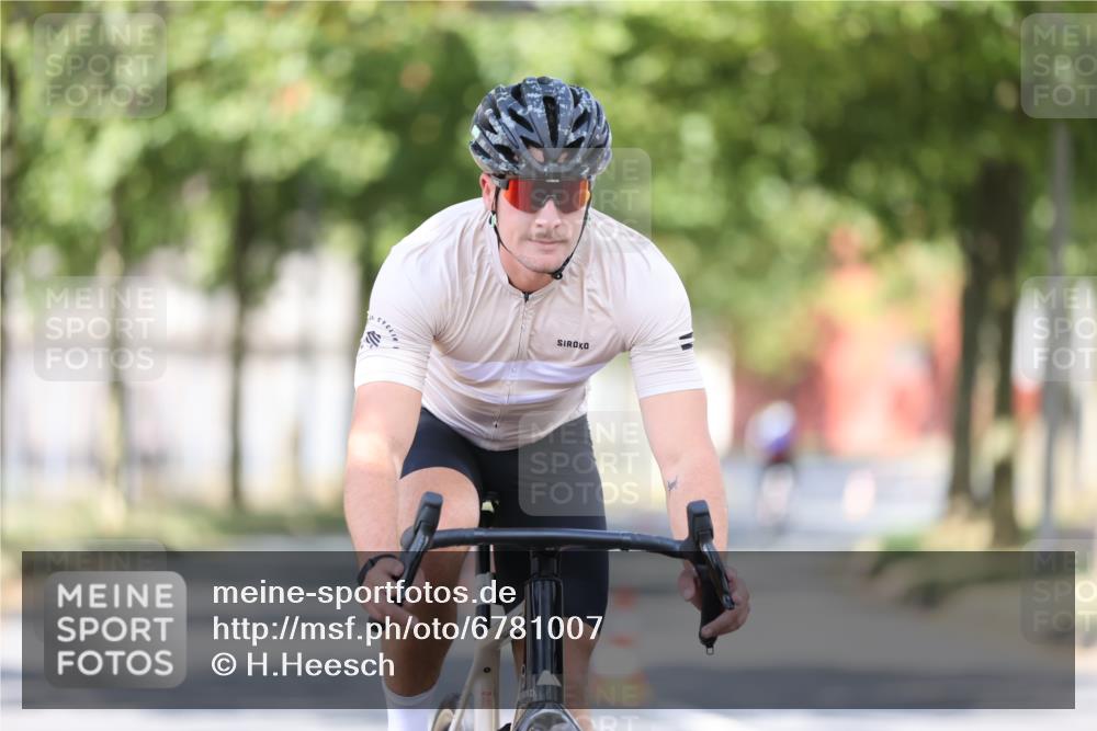 11.08.2024 - GEWOBA Citytriathlon Bremen H.Heesch http://msf.ph/oto/6781007 11.08.2024 11:49:03 Radfahren 792, 848, 901, 910 meine-sportfotos.de