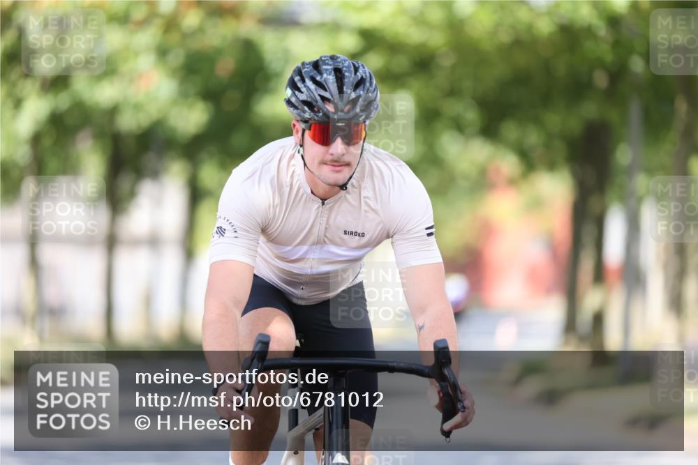 11.08.2024 - GEWOBA Citytriathlon Bremen H.Heesch http://msf.ph/oto/6781012 11.08.2024 11:49:03 Radfahren 792, 848, 901, 910 meine-sportfotos.de
