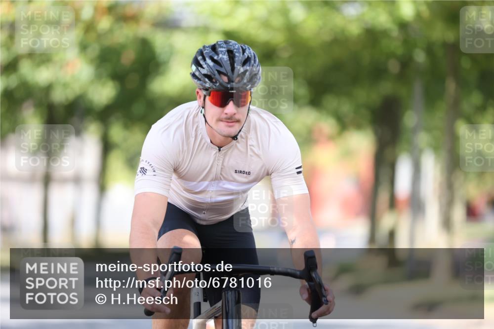 11.08.2024 - GEWOBA Citytriathlon Bremen H.Heesch http://msf.ph/oto/6781016 11.08.2024 11:49:03 Radfahren 792, 848, 901, 910 meine-sportfotos.de