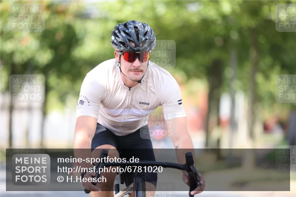 11.08.2024 - GEWOBA Citytriathlon Bremen H.Heesch http://msf.ph/oto/6781020 11.08.2024 11:49:03 Radfahren 792, 848, 901, 910 meine-sportfotos.de