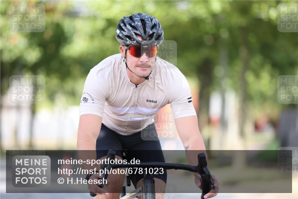 11.08.2024 - GEWOBA Citytriathlon Bremen H.Heesch http://msf.ph/oto/6781023 11.08.2024 11:49:03 Radfahren 792, 848, 901, 910 meine-sportfotos.de