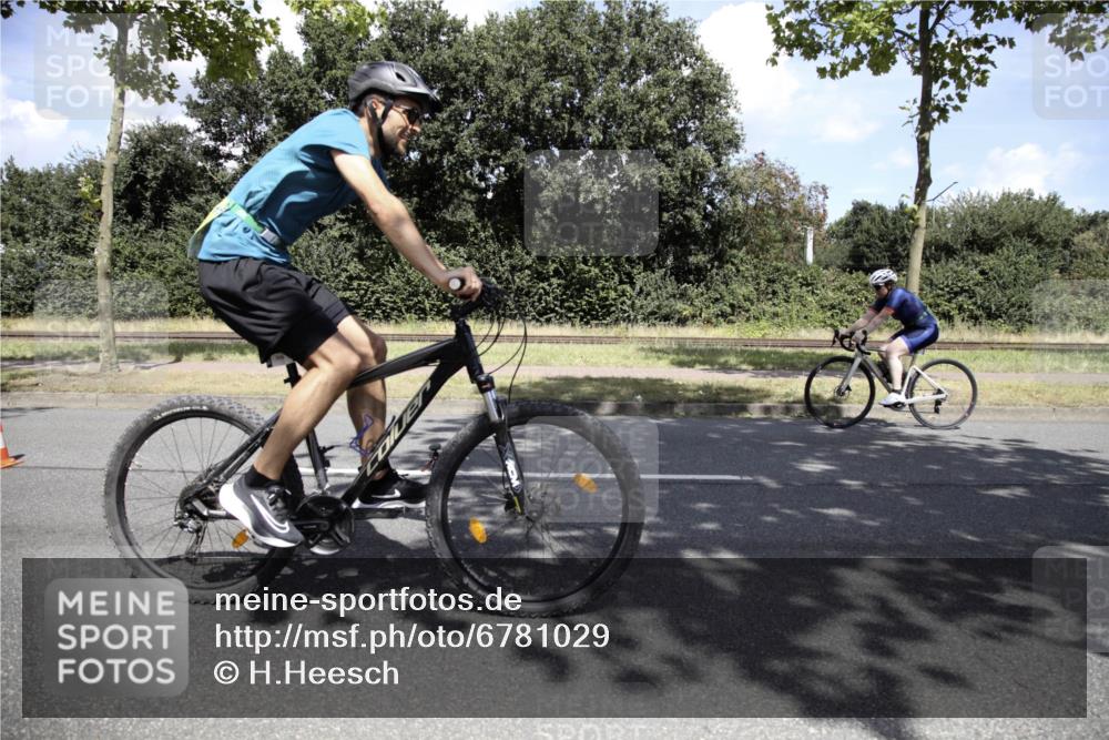 11.08.2024 - GEWOBA Citytriathlon Bremen H.Heesch http://msf.ph/oto/6781029 11.08.2024 13:36:43 Radfahren 221, 289, 299, 320, 366, 429, 488, 507, 580, 695, 702 meine-sportfotos.de
