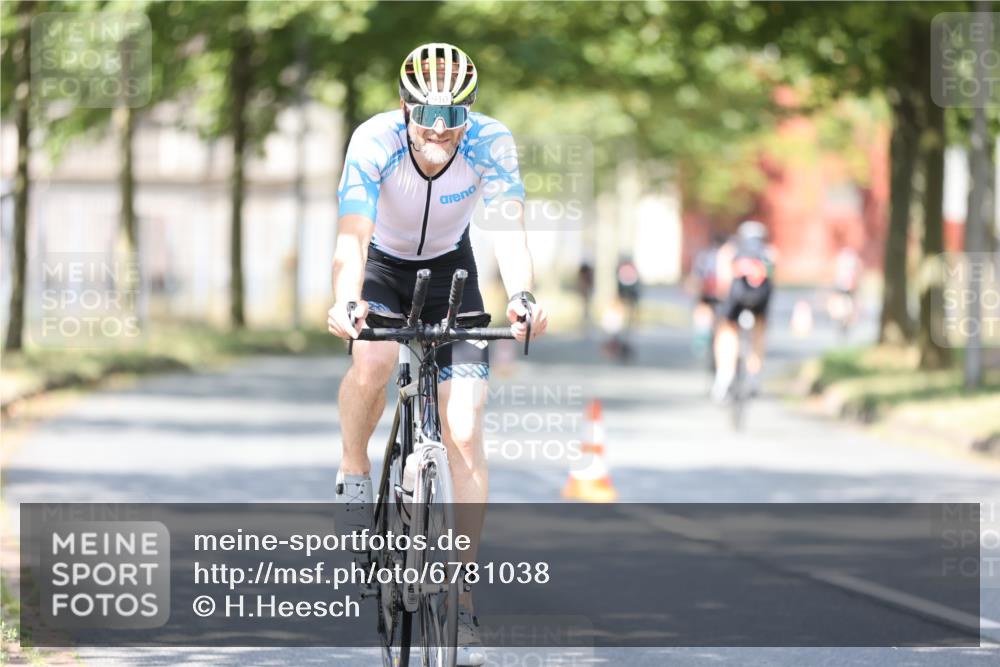 11.08.2024 - GEWOBA Citytriathlon Bremen H.Heesch http://msf.ph/oto/6781038 11.08.2024 11:49:15 Radfahren 866, 894, 910 meine-sportfotos.de