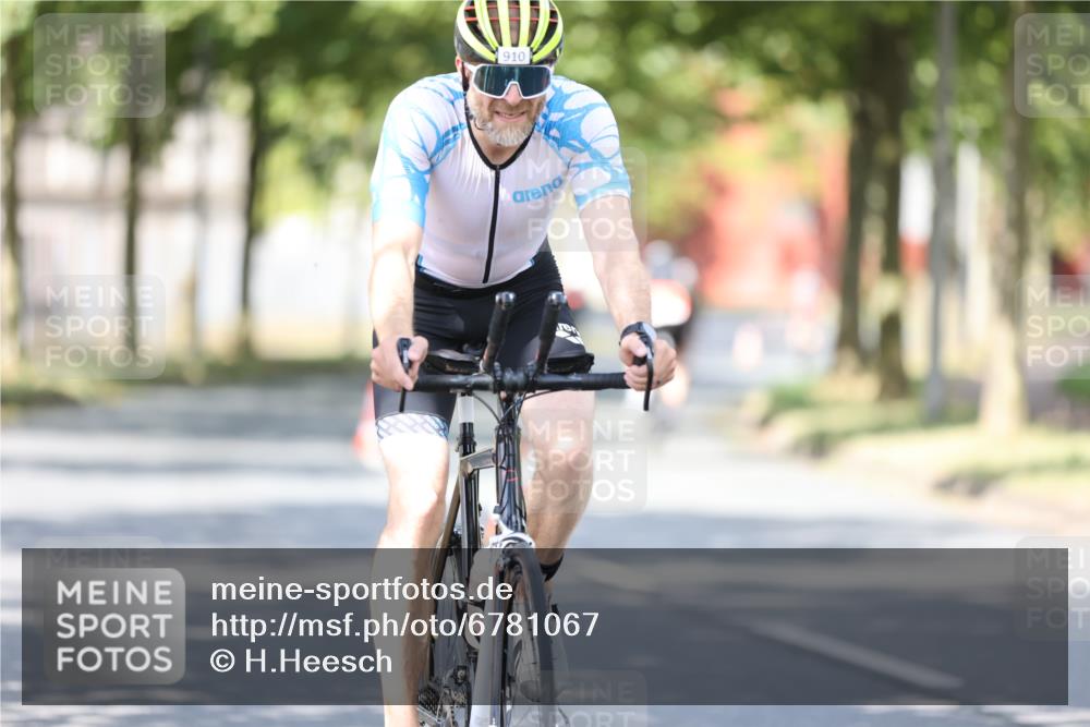 11.08.2024 - GEWOBA Citytriathlon Bremen H.Heesch http://msf.ph/oto/6781067 11.08.2024 11:49:16 Radfahren 866, 894, 910 meine-sportfotos.de
