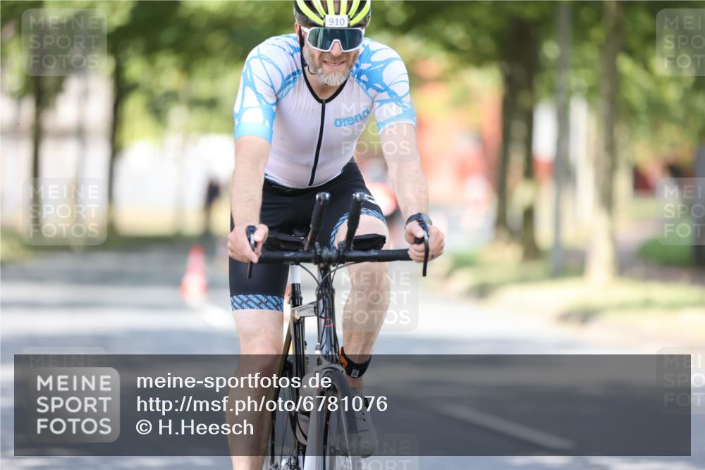 11.08.2024 - GEWOBA Citytriathlon Bremen H.Heesch http://msf.ph/oto/6781076 11.08.2024 11:49:16 Radfahren 866, 894, 910 meine-sportfotos.de