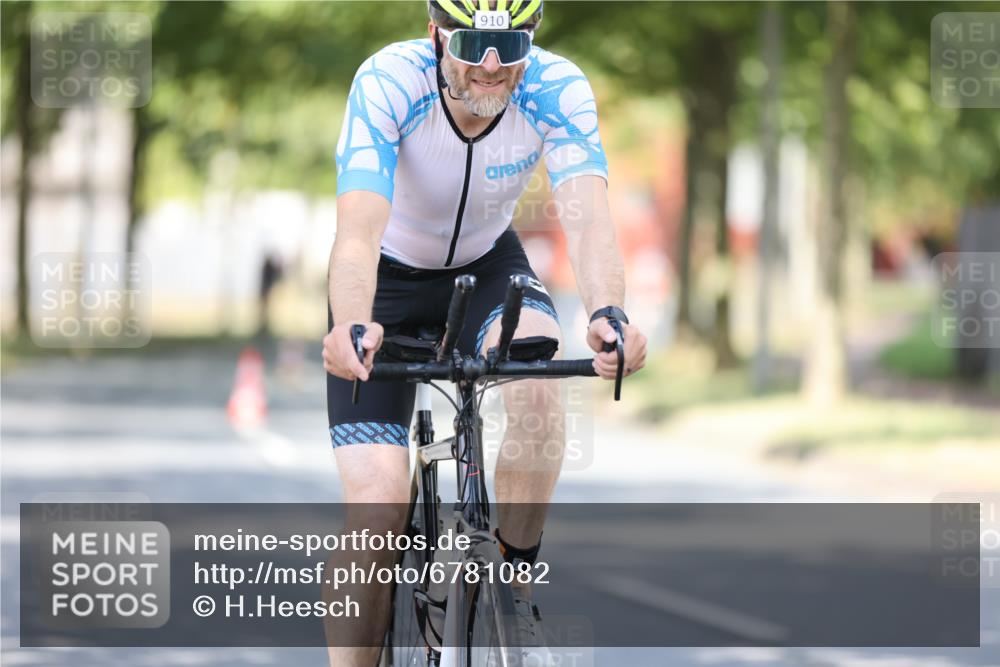 11.08.2024 - GEWOBA Citytriathlon Bremen H.Heesch http://msf.ph/oto/6781082 11.08.2024 11:49:16 Radfahren 866, 894, 910 meine-sportfotos.de