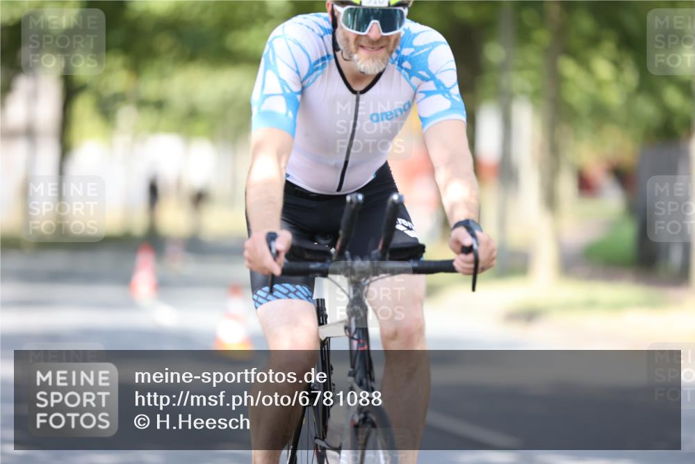 11.08.2024 - GEWOBA Citytriathlon Bremen H.Heesch http://msf.ph/oto/6781088 11.08.2024 11:49:16 Radfahren 866, 894, 910 meine-sportfotos.de