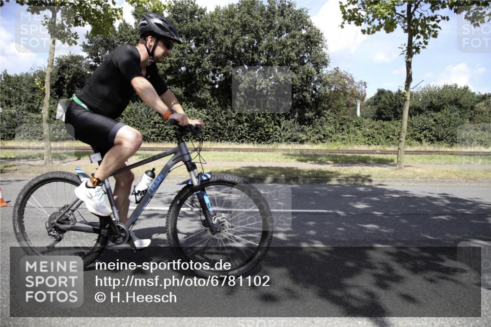 11.08.2024 - GEWOBA Citytriathlon Bremen H.Heesch http://msf.ph/oto/6781102 11.08.2024 13:37:11 Radfahren 369, 397, 552, 557, 559, 587, 629, 654, 688, xxx meine-sportfotos.de