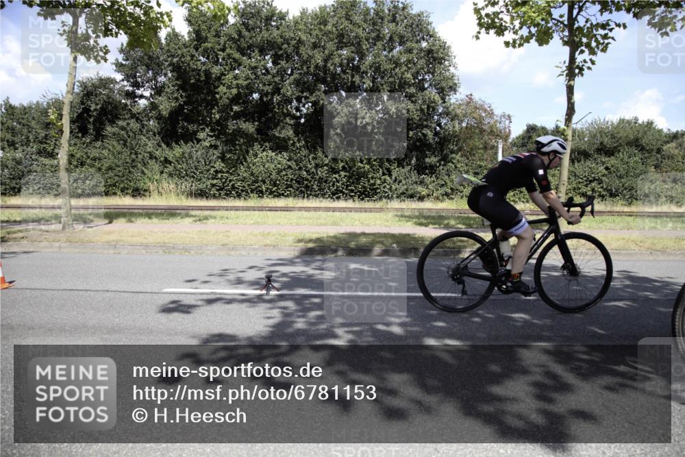 11.08.2024 - GEWOBA Citytriathlon Bremen H.Heesch http://msf.ph/oto/6781153 11.08.2024 13:37:34 Radfahren 367, 407, 533, 553, 605, 615, 656, 667, xxx meine-sportfotos.de