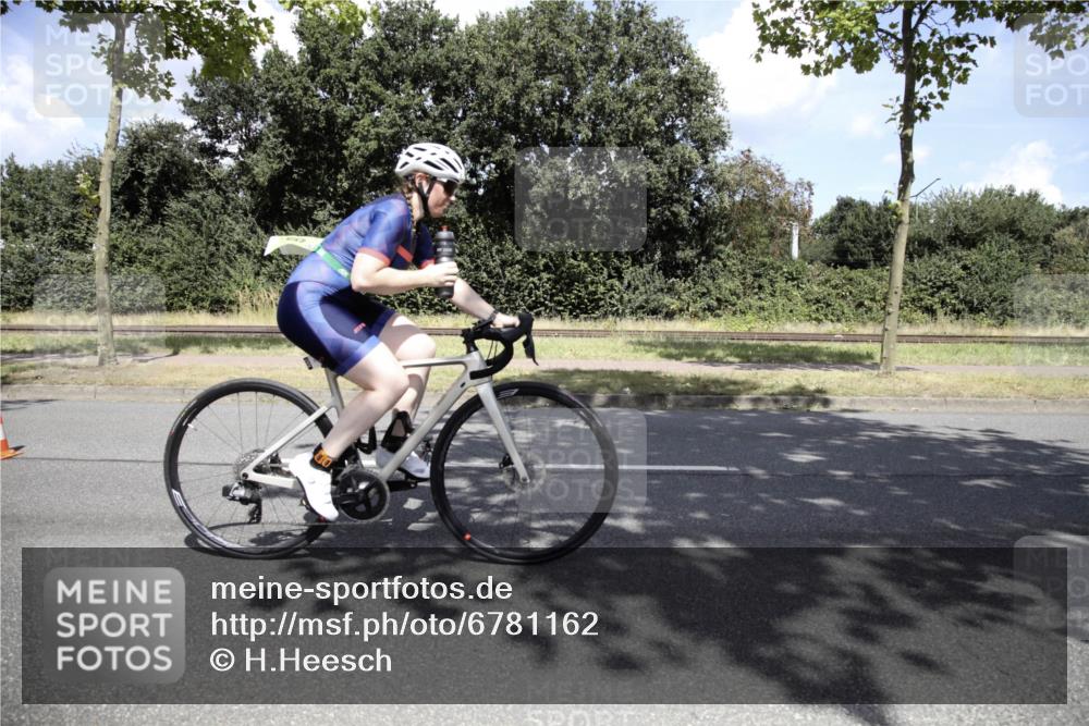 11.08.2024 - GEWOBA Citytriathlon Bremen H.Heesch http://msf.ph/oto/6781162 11.08.2024 13:37:37 Radfahren 367, 407, 533, 553, 605, 615, 656, 667, xxx meine-sportfotos.de