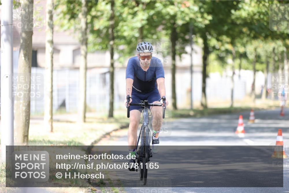 11.08.2024 - GEWOBA Citytriathlon Bremen H.Heesch http://msf.ph/oto/6781165 11.08.2024 11:49:30 Radfahren 815, 866, 894, 949 meine-sportfotos.de