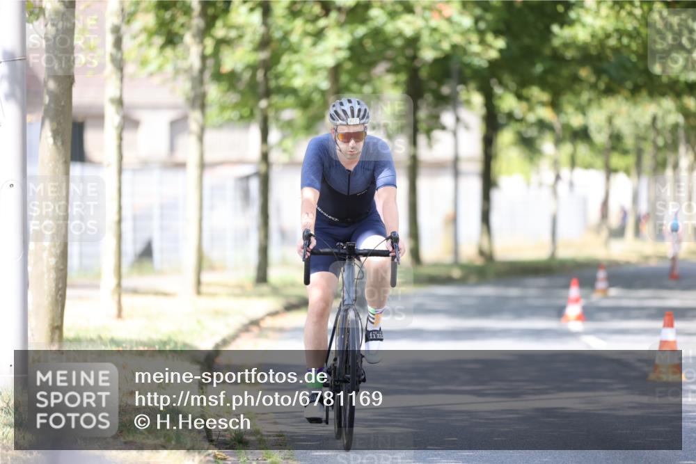 11.08.2024 - GEWOBA Citytriathlon Bremen H.Heesch http://msf.ph/oto/6781169 11.08.2024 11:49:30 Radfahren 815, 866, 894, 949 meine-sportfotos.de