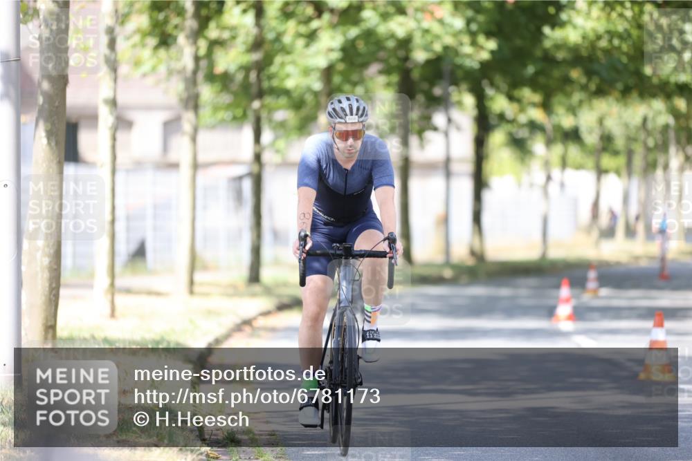 11.08.2024 - GEWOBA Citytriathlon Bremen H.Heesch http://msf.ph/oto/6781173 11.08.2024 11:49:30 Radfahren 815, 866, 894, 949 meine-sportfotos.de
