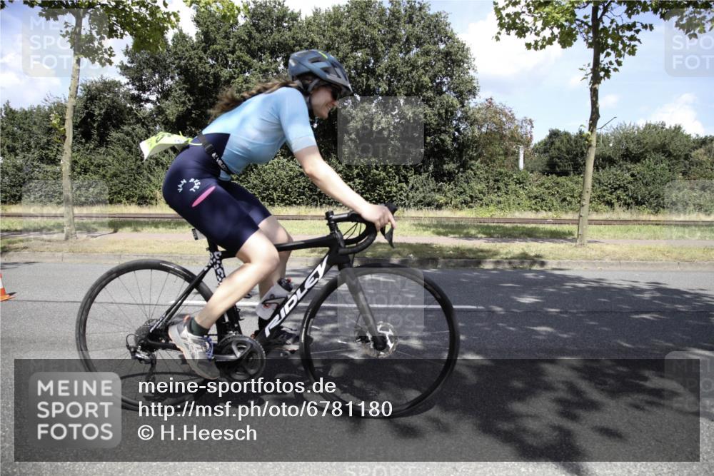 11.08.2024 - GEWOBA Citytriathlon Bremen H.Heesch http://msf.ph/oto/6781180 11.08.2024 13:37:59 Radfahren 424, 591, 655, 675 meine-sportfotos.de