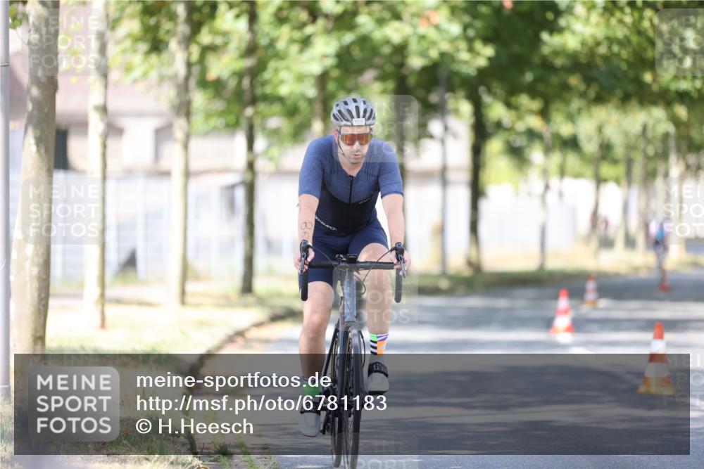 11.08.2024 - GEWOBA Citytriathlon Bremen H.Heesch http://msf.ph/oto/6781183 11.08.2024 11:49:31 Radfahren 815, 866, 894, 949 meine-sportfotos.de