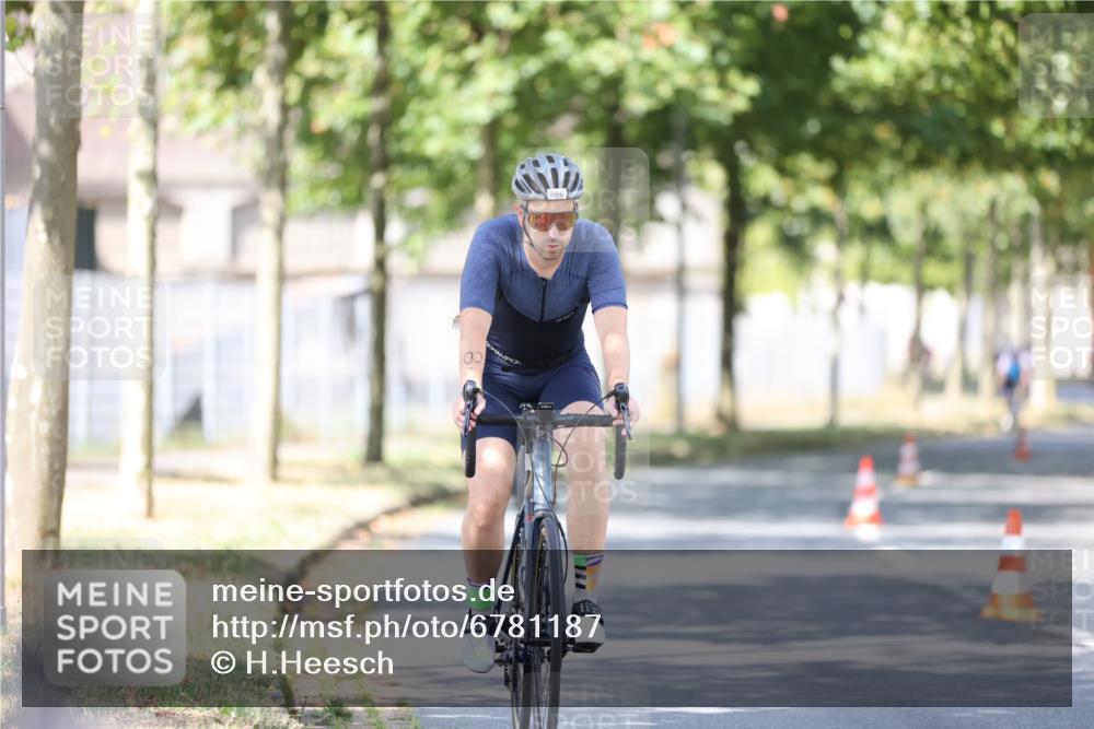 11.08.2024 - GEWOBA Citytriathlon Bremen H.Heesch http://msf.ph/oto/6781187 11.08.2024 11:49:31 Radfahren 815, 866, 894, 949 meine-sportfotos.de