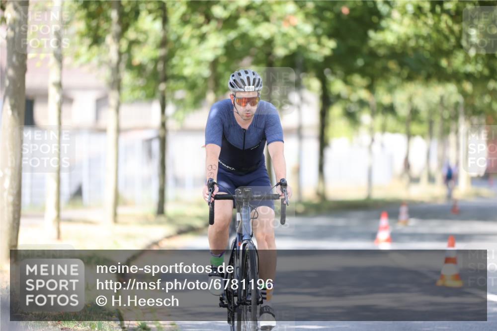 11.08.2024 - GEWOBA Citytriathlon Bremen H.Heesch http://msf.ph/oto/6781196 11.08.2024 11:49:31 Radfahren 815, 866, 894, 949 meine-sportfotos.de