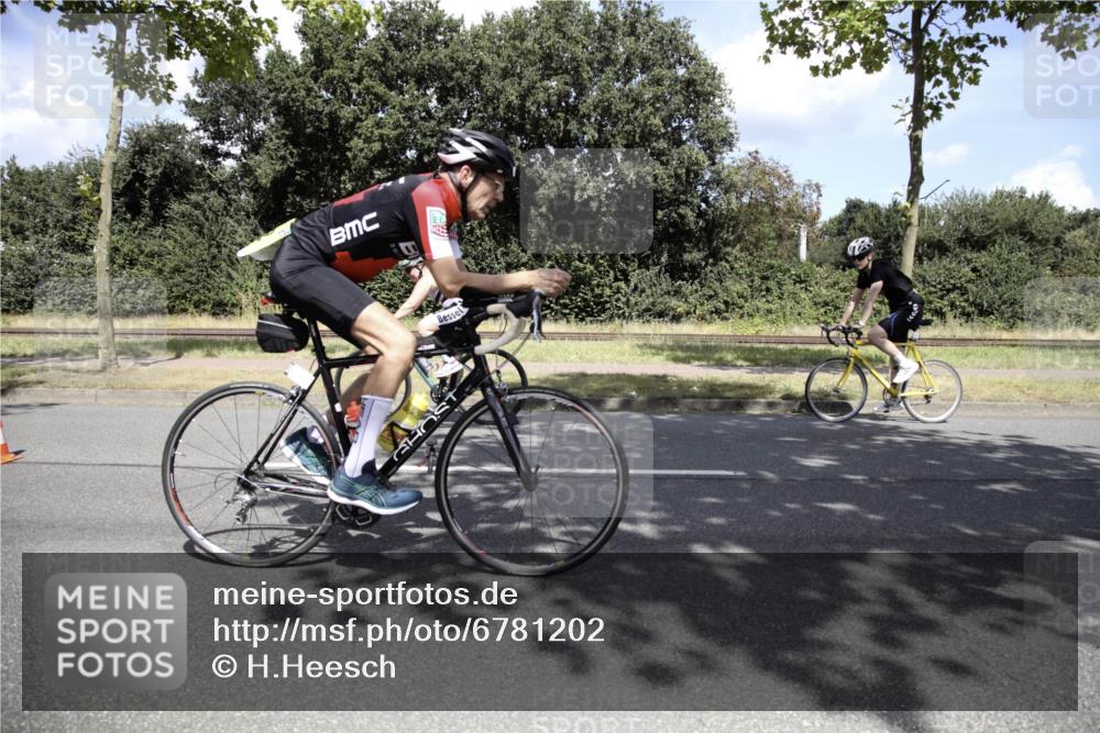 11.08.2024 - GEWOBA Citytriathlon Bremen H.Heesch http://msf.ph/oto/6781202 11.08.2024 13:38:24 Radfahren 405, 424, 522, 604, 645, 657 meine-sportfotos.de