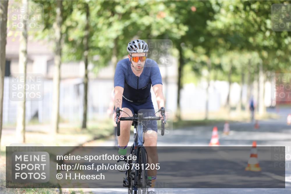 11.08.2024 - GEWOBA Citytriathlon Bremen H.Heesch http://msf.ph/oto/6781205 11.08.2024 11:49:31 Radfahren 815, 866, 894, 949 meine-sportfotos.de