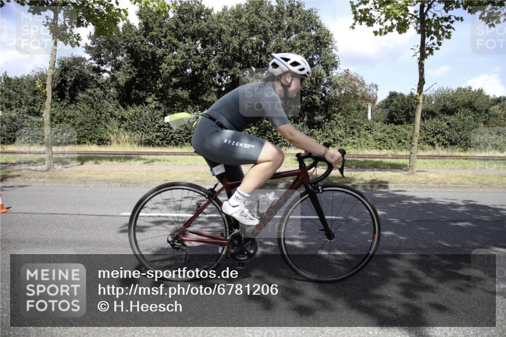 11.08.2024 - GEWOBA Citytriathlon Bremen H.Heesch http://msf.ph/oto/6781206 11.08.2024 13:38:37 Radfahren xxx, 418, 541, 603, 606, 645, 657, 680, 686, 692, 700, 701 meine-sportfotos.de