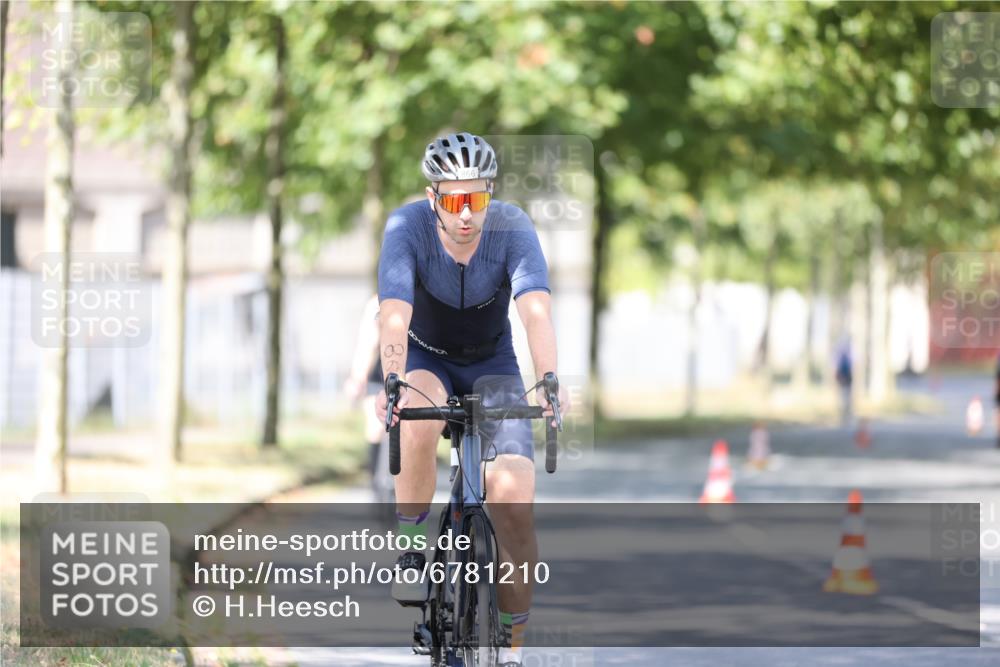 11.08.2024 - GEWOBA Citytriathlon Bremen H.Heesch http://msf.ph/oto/6781210 11.08.2024 11:49:31 Radfahren 815, 866, 894, 949 meine-sportfotos.de
