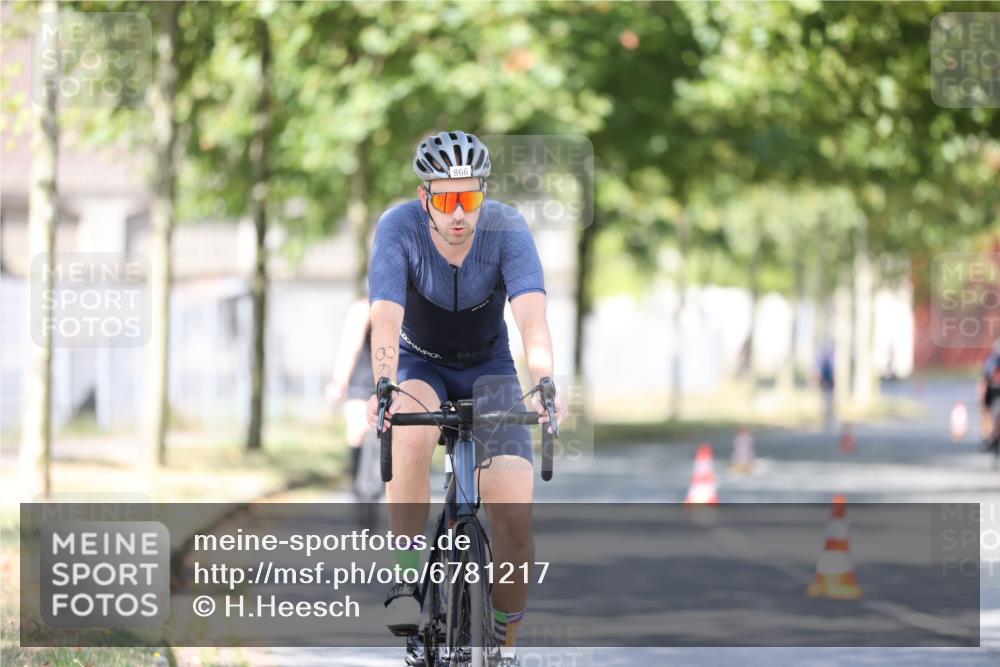 11.08.2024 - GEWOBA Citytriathlon Bremen H.Heesch http://msf.ph/oto/6781217 11.08.2024 11:49:31 Radfahren 815, 866, 894, 949 meine-sportfotos.de