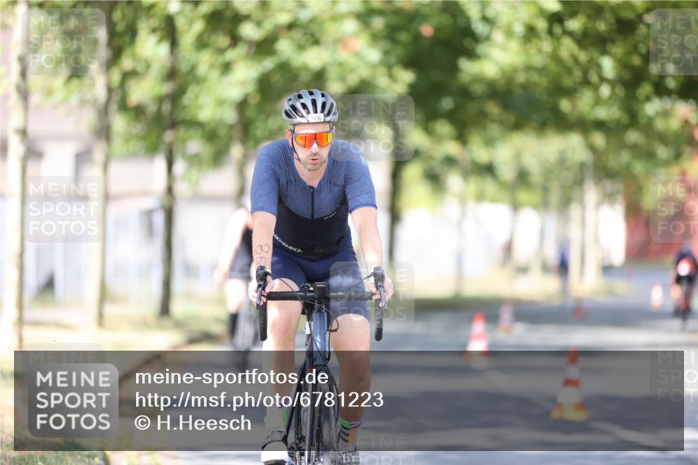 11.08.2024 - GEWOBA Citytriathlon Bremen H.Heesch http://msf.ph/oto/6781223 11.08.2024 11:49:31 Radfahren 815, 866, 894, 949 meine-sportfotos.de