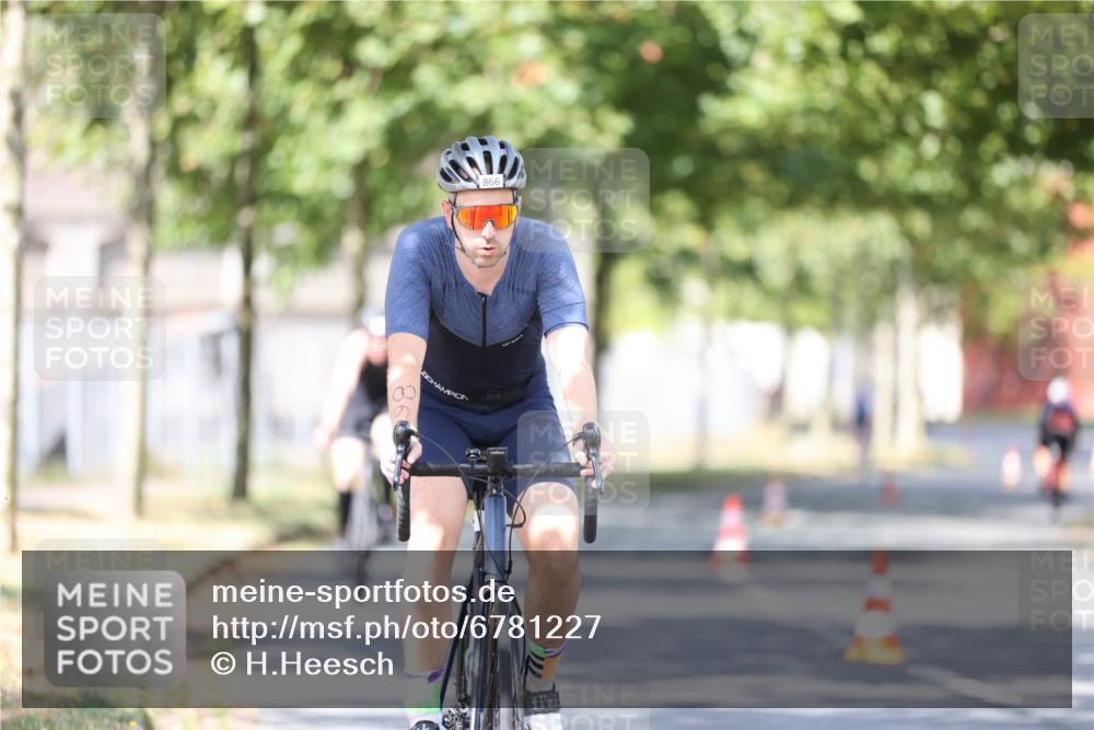 11.08.2024 - GEWOBA Citytriathlon Bremen H.Heesch http://msf.ph/oto/6781227 11.08.2024 11:49:31 Radfahren 815, 866, 894, 949 meine-sportfotos.de