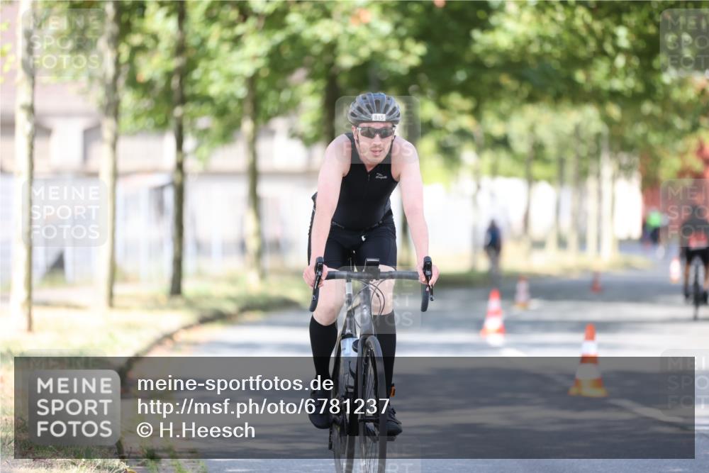 11.08.2024 - GEWOBA Citytriathlon Bremen H.Heesch http://msf.ph/oto/6781237 11.08.2024 11:49:33 Radfahren 815, 866, 894, 949 meine-sportfotos.de