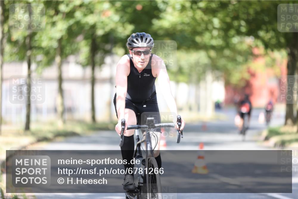 11.08.2024 - GEWOBA Citytriathlon Bremen H.Heesch http://msf.ph/oto/6781266 11.08.2024 11:49:33 Radfahren 815, 866, 894, 949 meine-sportfotos.de