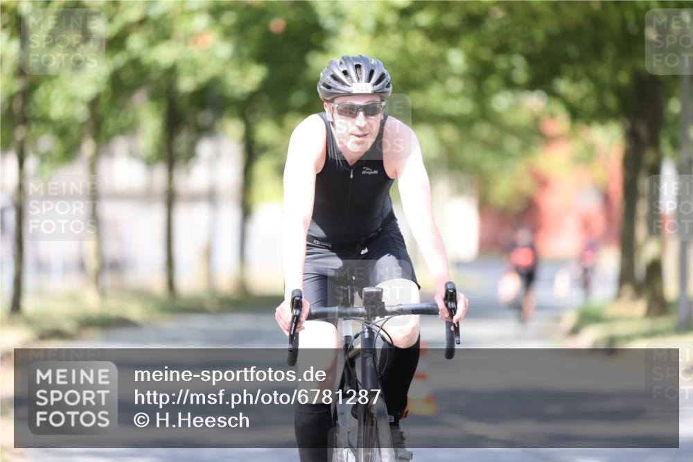 11.08.2024 - GEWOBA Citytriathlon Bremen H.Heesch http://msf.ph/oto/6781287 11.08.2024 11:49:33 Radfahren 815, 866, 894, 949 meine-sportfotos.de