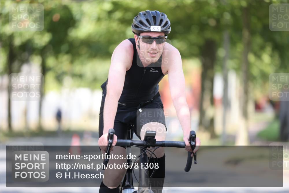 11.08.2024 - GEWOBA Citytriathlon Bremen H.Heesch http://msf.ph/oto/6781308 11.08.2024 11:49:33 Radfahren 815, 866, 894, 949 meine-sportfotos.de