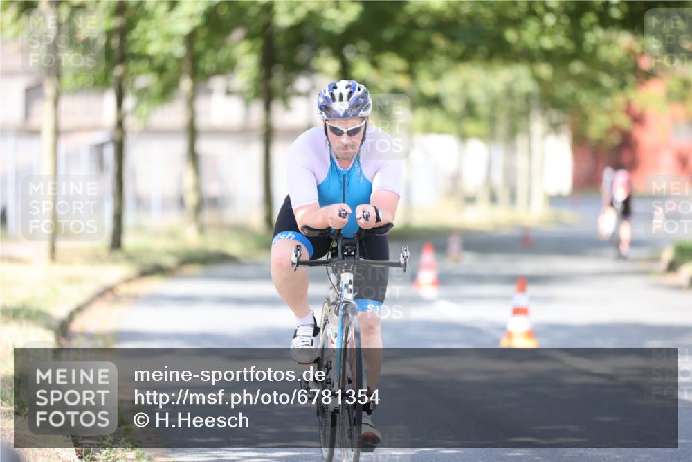 11.08.2024 - GEWOBA Citytriathlon Bremen H.Heesch http://msf.ph/oto/6781354 11.08.2024 11:49:40 Radfahren 815, 866, 949 meine-sportfotos.de