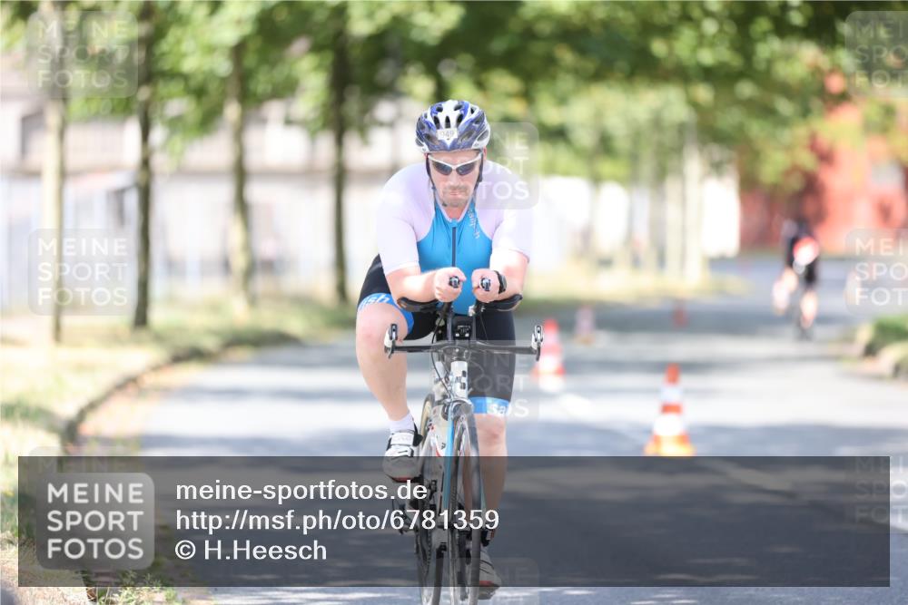 11.08.2024 - GEWOBA Citytriathlon Bremen H.Heesch http://msf.ph/oto/6781359 11.08.2024 11:49:41 Radfahren 815, 949 meine-sportfotos.de