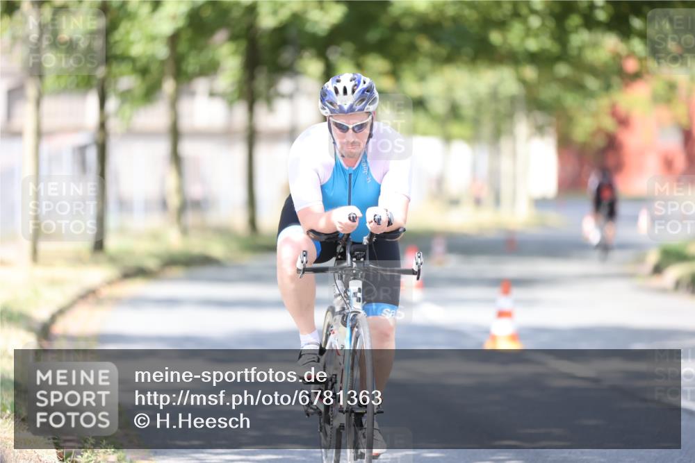 11.08.2024 - GEWOBA Citytriathlon Bremen H.Heesch http://msf.ph/oto/6781363 11.08.2024 11:49:41 Radfahren 815, 949 meine-sportfotos.de