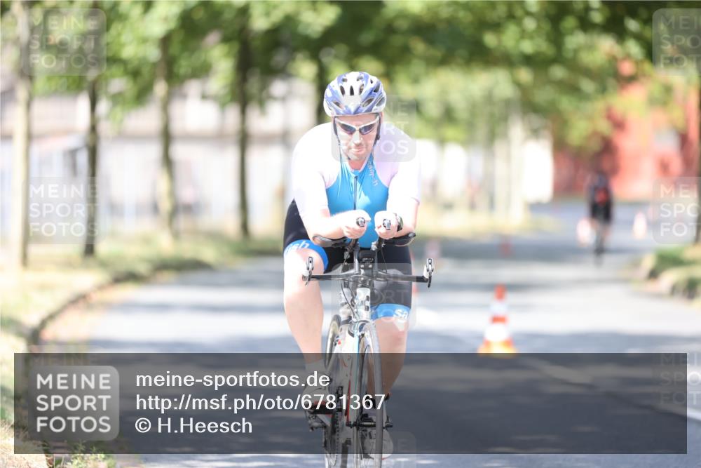 11.08.2024 - GEWOBA Citytriathlon Bremen H.Heesch http://msf.ph/oto/6781367 11.08.2024 11:49:41 Radfahren 815, 949 meine-sportfotos.de