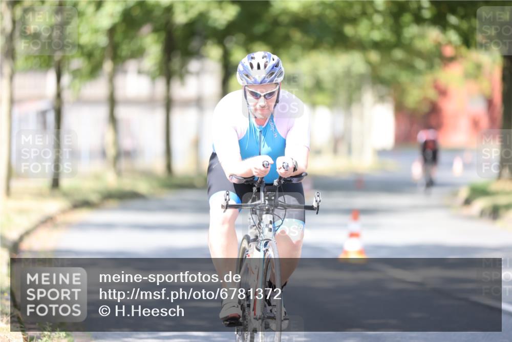 11.08.2024 - GEWOBA Citytriathlon Bremen H.Heesch http://msf.ph/oto/6781372 11.08.2024 11:49:41 Radfahren 815, 949 meine-sportfotos.de