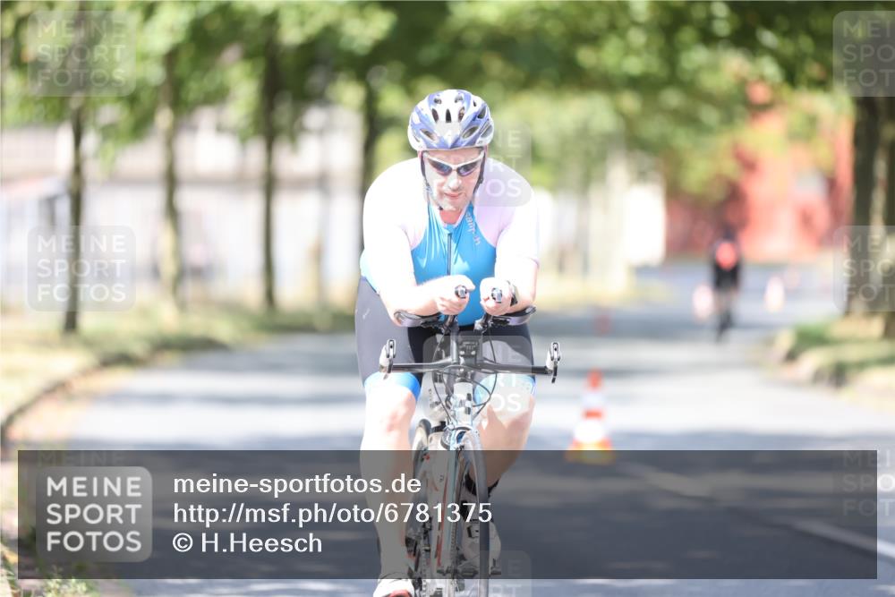 11.08.2024 - GEWOBA Citytriathlon Bremen H.Heesch http://msf.ph/oto/6781375 11.08.2024 11:49:41 Radfahren 815, 949 meine-sportfotos.de