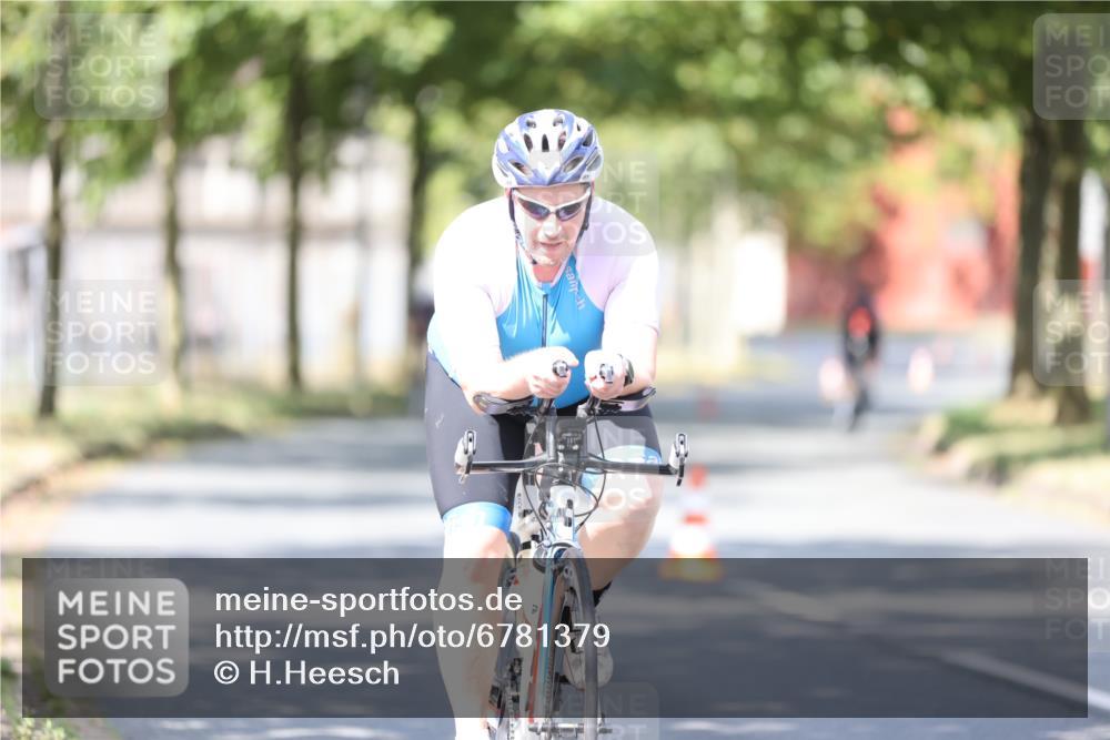11.08.2024 - GEWOBA Citytriathlon Bremen H.Heesch http://msf.ph/oto/6781379 11.08.2024 11:49:41 Radfahren 815, 949 meine-sportfotos.de