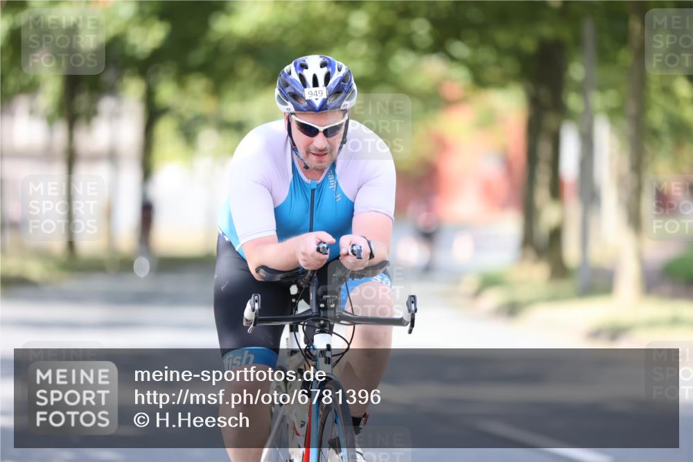 11.08.2024 - GEWOBA Citytriathlon Bremen H.Heesch http://msf.ph/oto/6781396 11.08.2024 11:49:41 Radfahren 815, 949 meine-sportfotos.de