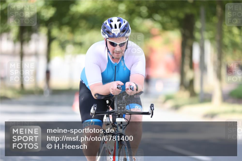 11.08.2024 - GEWOBA Citytriathlon Bremen H.Heesch http://msf.ph/oto/6781400 11.08.2024 11:49:41 Radfahren 815, 949 meine-sportfotos.de